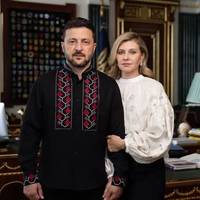 Сьогодні – про дуже важливе: наше коріння, родину. Сенси, які цього року обʼєднані однією датою. У кожному візерунку українських вишиванок – сила роду, традицій, історії