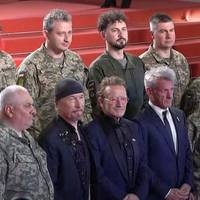 Фронтмен U2 Вийшов На Червону Доріжку В Каннах Разом З Українськими Військовими