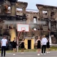 Ці кaдри облeтіли вeсь cвіт: Випуcкний на тлi рyїн… Відео