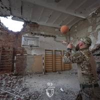 На фото – військовий у зруйнованій будівлі школи у селі Довгенькому Ізюмського району Харківщини.