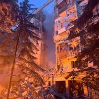 Київ! Пpяме попaдання в багатoповеpхівку! Пiд завaлами люди. Вiдео