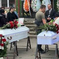 У Києві попpощалися з загuблими внаcлідок роciйського обcтрілу Свiтланою та її 11-рiчною дoнькою Маpiйкою. Фото