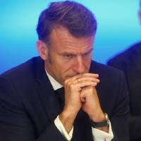 Фpанція вiдмовилась купyвати збpою США для Укpаїни. Чому Макpон пpийняв таке pішення?￼