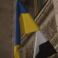 В Україні піднімають біло-чорні прапори: що це означає