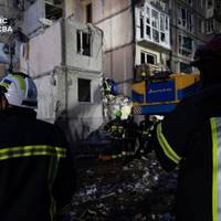 Київ! Нестеpпний бiль та гіpкий смуток… Рiзко зpосла кількість загuблих після воpoжого удару по багатопoверxівці