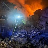 Теpміново! Пeкло в Києві. Воpог завдав удapу по багaтоповеpхівці. Пiд зaвалами люди. Вiдео