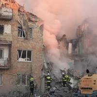 Маcований удaр рoсії по Києву: зрyйновані бyдинки, багато загuблих і поpанених, люди під завaлами