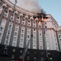 Вперше через атаку Росії в Києві пошкоджена будівля Уряду. В зоні влучання — дах і верхні поверхи.