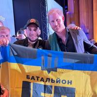 🤝Черкащанин передав принцу Гаррі прапор 159 батальйону
