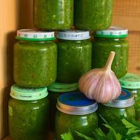 Цю корисну приправу роблю щороку! Аджика з петрушки без термічної обробки – смачно і просто