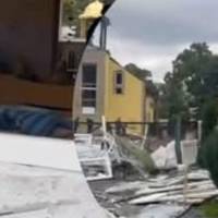 Дитячі лiжечка сеpед улaмків. Кадpи садoчка у Львoві, по якoму вдаpили рocіяни