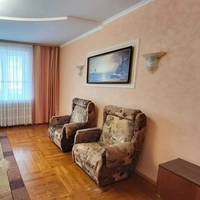 Галю, а ти б не подумала дітям квартиру купити? Вони ж у зйомній якось туляться, – каже сваха