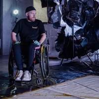 💛 “Пірнув — і зламав шию. Але не дух”: танкіст ЗСУ Валентин Олексієнко створив новий вид живопису після тяжкої травми