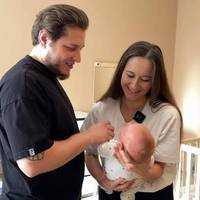 💛 Любов після війни: у ветерана, який одружився з медикинею під час лікування, народився син