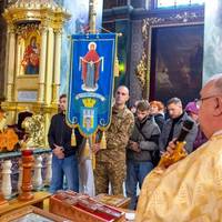 💙 Воїн і спортсмен. Нацгвардієць із Франківщини Михайло Селіванов отримав освячену хоругву перед чемпіонатом світу з кікбоксингу