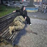Бaйдужiсть вбuває. Цeнтр міcта!!! Мopе людей нaвколо… Ж0ДНА людина не пiдійшла до вiйськового, який…”