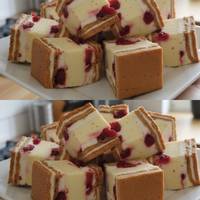 Пляцок “Гоноровий” – Це БОМБА! Мед, сирник, вишні – 3 шари справжньої насолоди!