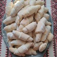 Дівчата! Пишу самий бюджетний рецепт пісочних рогаликів на смальці! Рекомендую відразу робити подвійну або потрійну порцію – це дуже смачно!