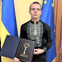 💙 Школяр із Сум Кіріл Ілляшенко отримав Національну премію «Скарб нації-2025» за мужність