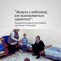 Відома американська акторка Анджеліна Джолі вкотре навідалася в Україну — знаменитість разом із благодійниками побувала в Миколаєві та Херсоні, мешканці якого зазнають постійних ворожих обстрілів.