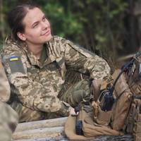 💛 Вона перемогла рак — і пішла воювати. Історія лейтенанта Аліни з 14-ї бригади