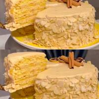 Божественний смак – це про цей пляцок! Торт “Яблучний” – ніжні пісочні  коржі, зволожені яблучною  начинкою та  карамельний крем