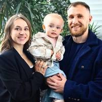 Впевнено ходжу на протезах і навіть танцюю з Марічкою». Історія азовця, який втратив ноги, але не силу духу