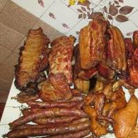 – Мамо, Іван копченого хоче! Ви ж приготуйте на суботу – він заїде забере! – Поведінка зятя мене остаточно дивує. Ну, зовсім вже знахабнів