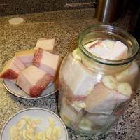 Ароматне та ніжне сало в банці. Як правильно його засолити