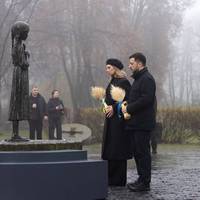 Українці вшановують пам’ять жертв голодоморів  Сьогодні, о 16-й годині, українці традиційно запалили свічки памʼяті у своїх домівках. Також в українських містах відбулися акції памʼяті.