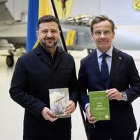 Олена Зеленська обрала книжки для душі, а Зеленський подарував особливе видання прем’єру Швеції