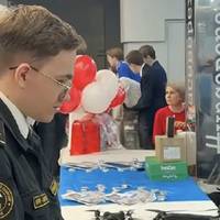 Замість вальсу — дрони: у РФ школярів на останньому дзвонику навчали керувати БПЛА